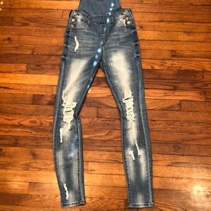 Overalls skinny jean with rips